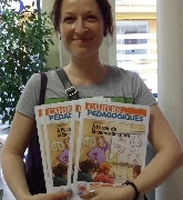 Photo de Mélie Jouassin tenant entre ses bras plusieurs exemplaires du n°506 des Cahiers pédagogiques, qu'elle a coordonné.