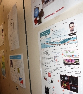 Le mur des présentations des étudiants chercheurs