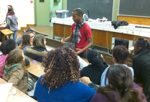 Rencontre entre des lycéennes et un étudiant en maïeutique à l'université Paris V, dans le cadre du programme Pollen de l'Essec, évalué par l'Injep
