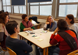 Enseignants en formation assis autour d'une table.