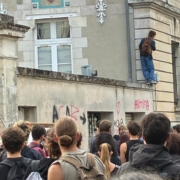 Photo de lycéens manifestant devant un mur tagué "Antfia" et "ACAB".