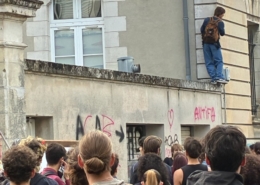 Photo de lycéens manifestant devant un mur tagué "Antfia" et "ACAB".