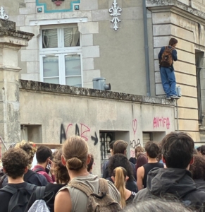 Photo de lycéens manifestant devant un mur tagué "Antfia" et "ACAB".